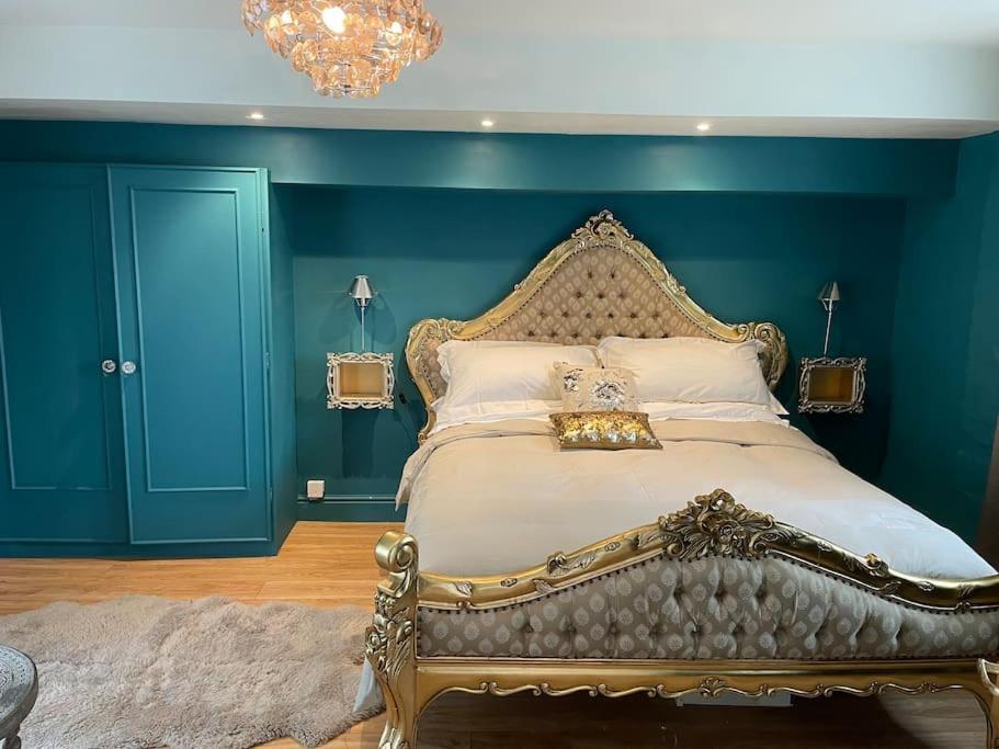 The Big Cosy Boudoir Bed + Hot Tub Apartamento Harvington Exterior foto