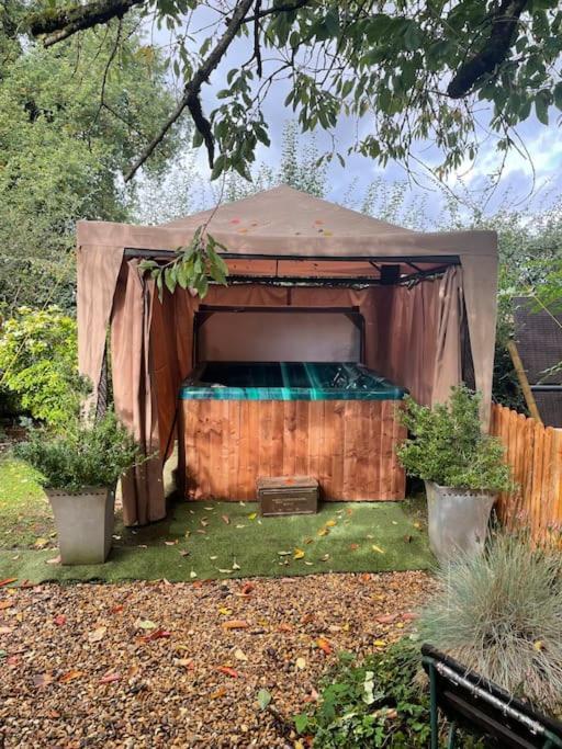 The Big Cosy Boudoir Bed + Hot Tub Apartamento Harvington Exterior foto