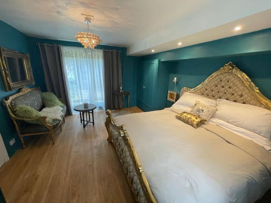 The Big Cosy Boudoir Bed + Hot Tub Apartamento Harvington Exterior foto