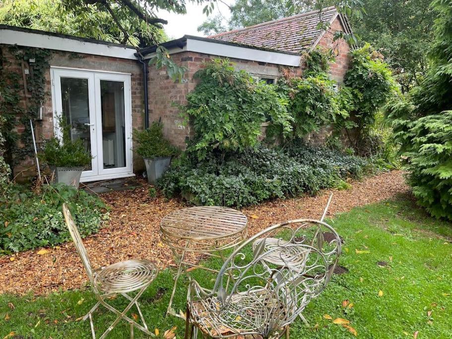 The Big Cosy Boudoir Bed + Hot Tub Apartamento Harvington Exterior foto