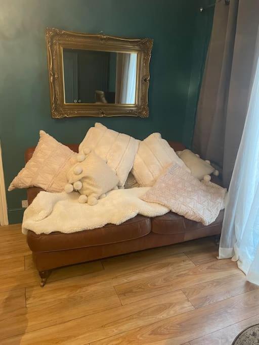 The Big Cosy Boudoir Bed + Hot Tub Apartamento Harvington Exterior foto