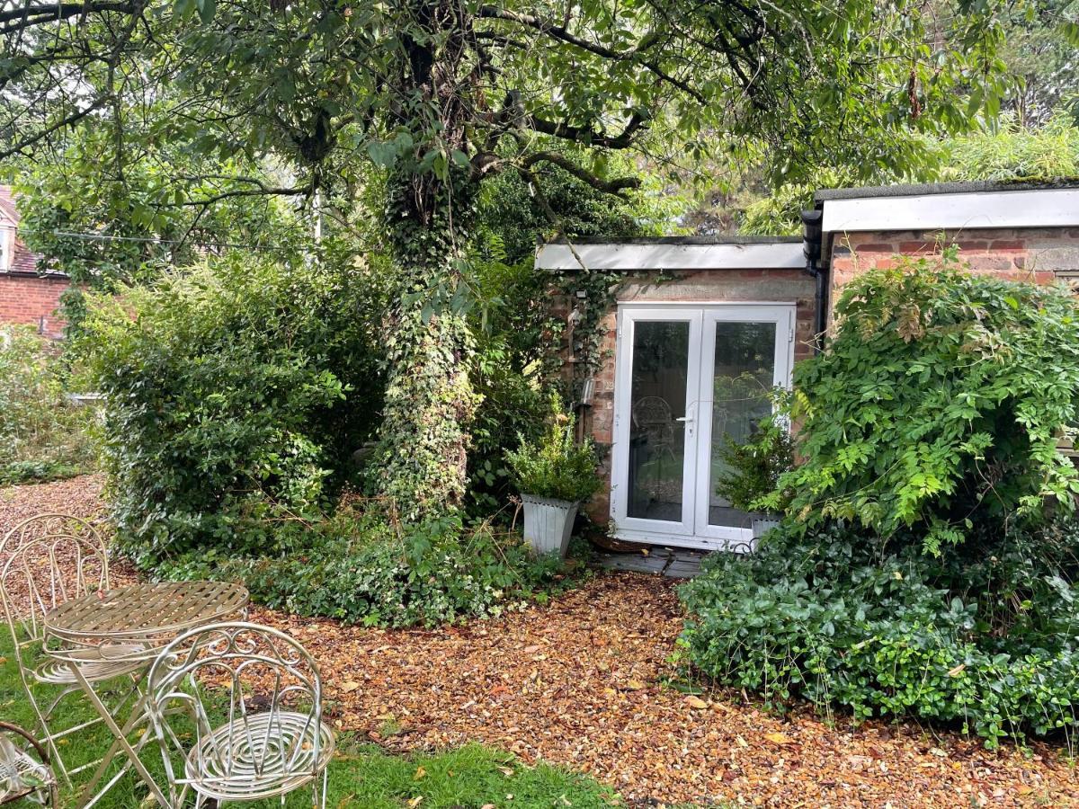 The Big Cosy Boudoir Bed + Hot Tub Apartamento Harvington Exterior foto